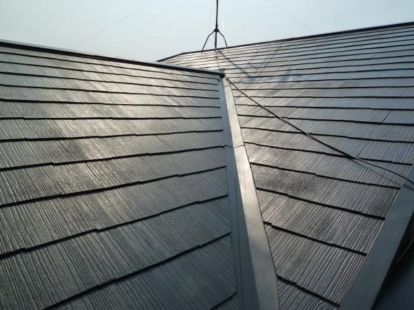 屋根はタスペーサーを使用し吹き付け塗装しました。