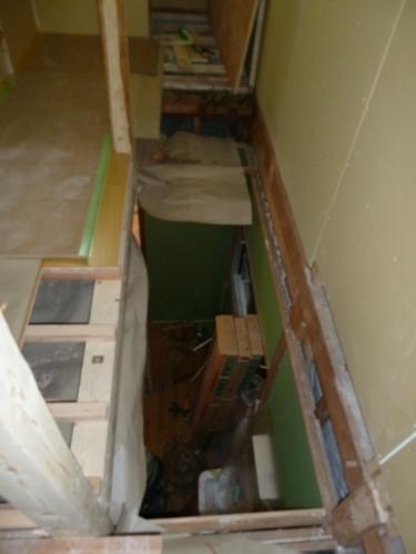 階段が架かる部分が貫通しました。