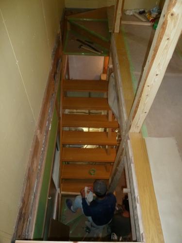 オーダーメイドの階段を組み立てていきます。