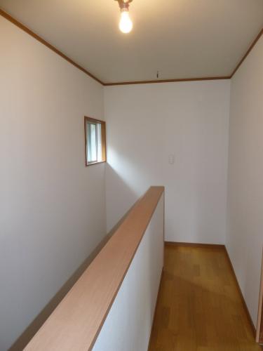 既存のトイレの窓を残して明かりが入るようにしました。