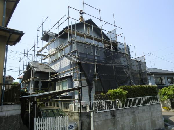 足場取付作業です。屋根の勾配が急でしたので屋根足場も取付ました。