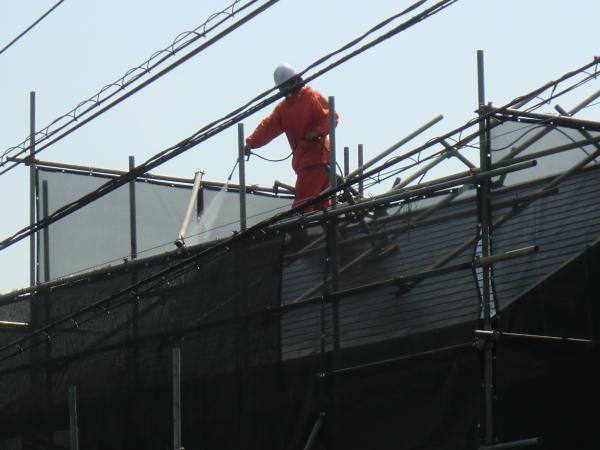 高圧洗浄作業です。屋根足場があるので安心して作業できます。