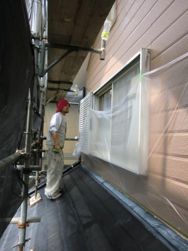 外壁が仕上がったので、窓の養生を取っていきます。