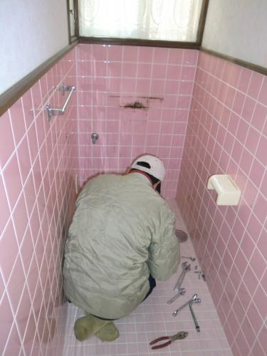 内装工事の前にまずは便器を撤去して、配管を養生します。