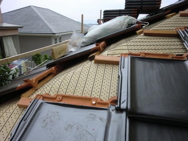瓦を1枚1枚丁寧に施工しました。