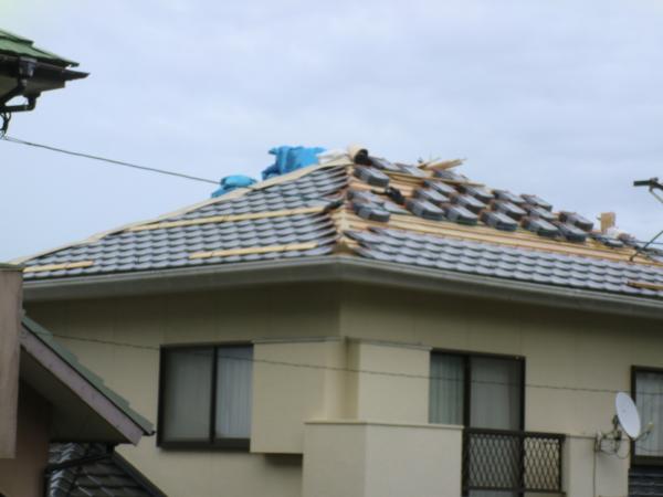2階の屋根部分を工事している風景です。