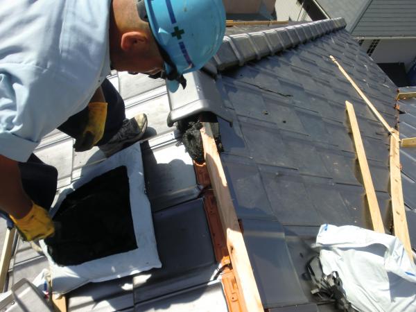 棟部分をしっくいで固定している所です。