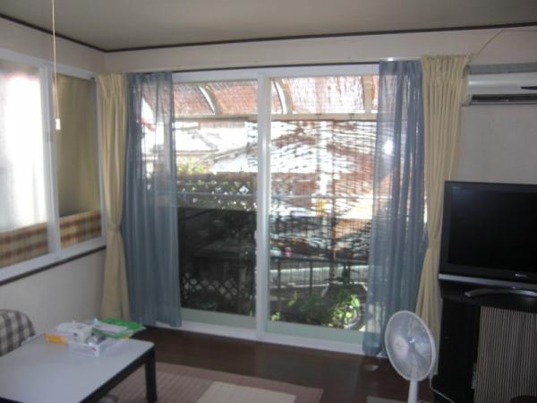 大きな窓には内窓を設置しました。