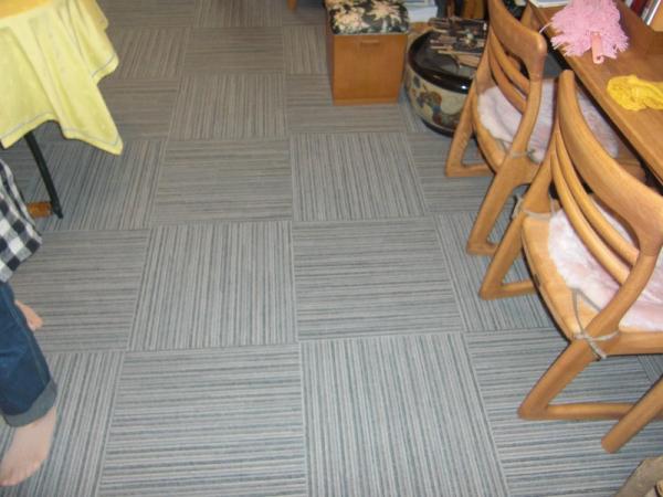 タイルカーペットに替えました。