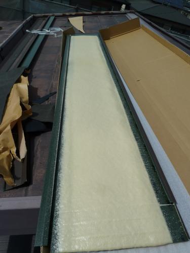 瓦の裏側には断熱材が付いており、軽量なうえに丈夫です。