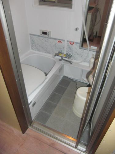 規格品がギリギリ入らなかったので、ぴったりサイズシステムバスにしました。