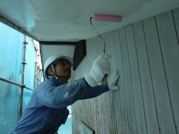 下地処理の後に塗装作業を行います。