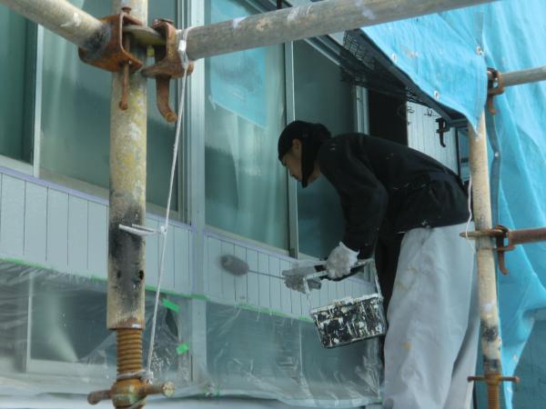 ベニヤ壁部分の塗装状況です。窓が汚れないように養生もしっかり行います。