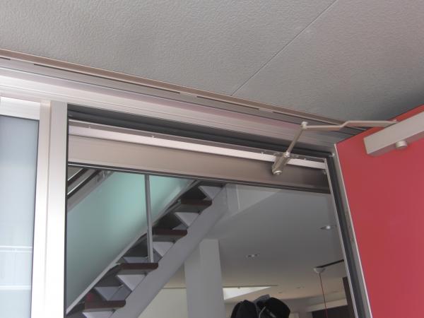 上の部分にはクローザーのカバーをつけます。