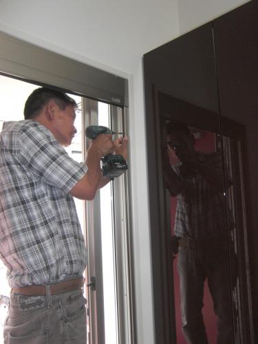 反対側の縦枠施工中。