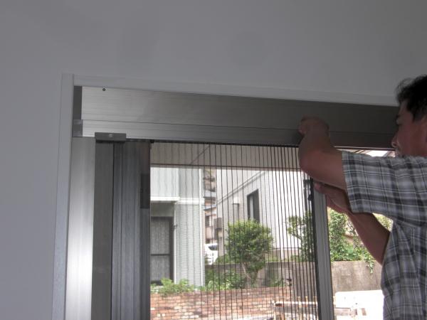 網戸の振れ止めをつけています。