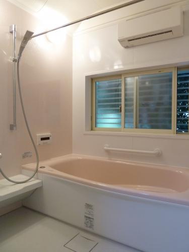 １坪のシステムバスを設置。（ＴＯＴＯ　サザナ1717）　ガスの浴室暖房器も再利用しました。