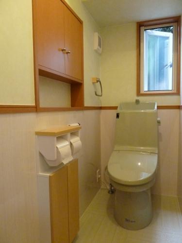 浴室と一緒にトイレも拡げました。階段下のスペースを利用し収納を造作しました。