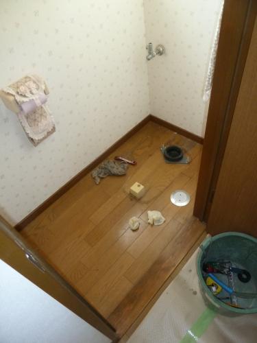 まずは、既存便器を撤去します。