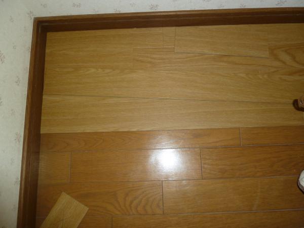 既存のフローリングの上にフロアタイルを貼っていきます。