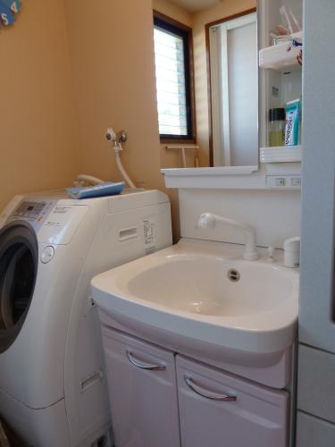 タカラの洗面化粧台がスッポリ設置できました。