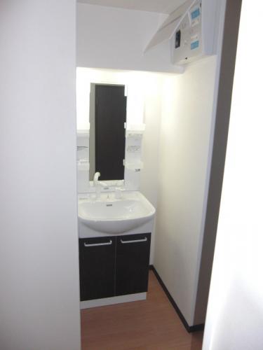 洗面台も交換、扉の色を建具の色に合わせました！