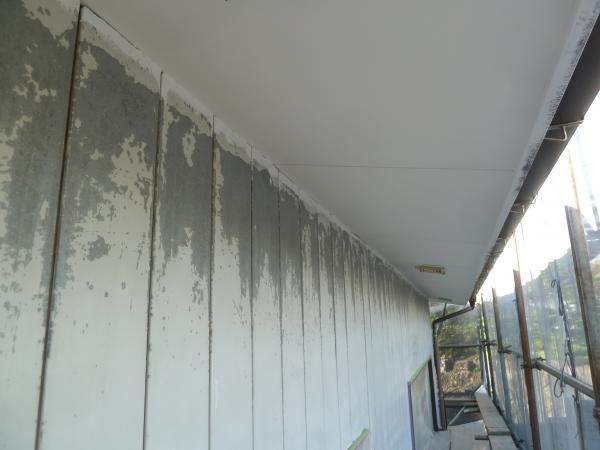 塗膜が剥がれていた部分を擦って素地を出して下地処理しました。