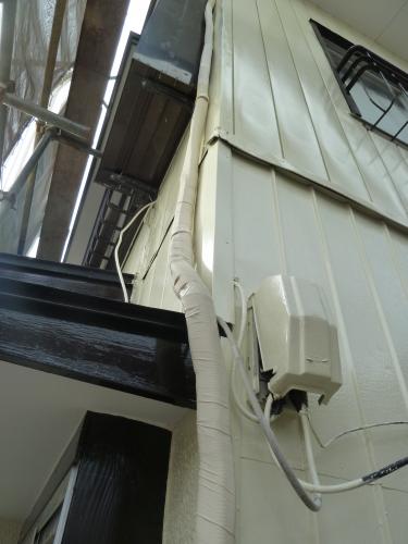 テープを巻いて壁色で塗装しました。