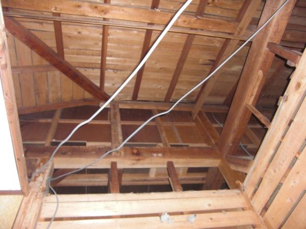 まずは天井材の解体です。