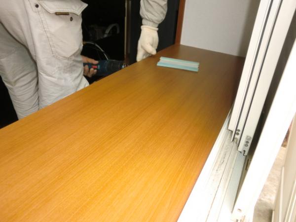 シーラーを塗ったあとにシートを貼ります。