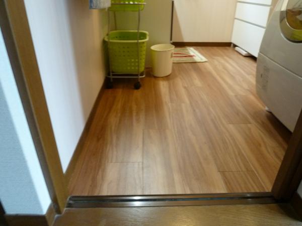 床は木目の塩ビタイルを貼りました。クッションフロアより見栄えがしますね。