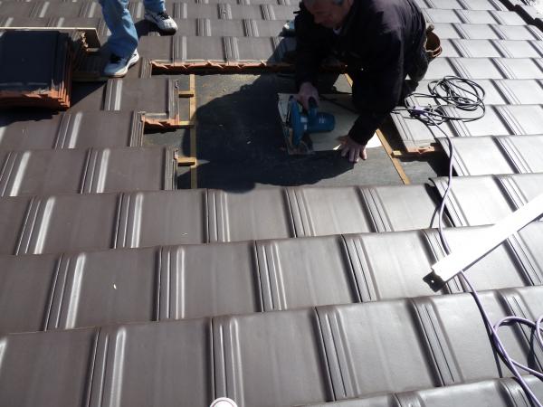 大工さんがその位置を開口し、天窓を取付ます。