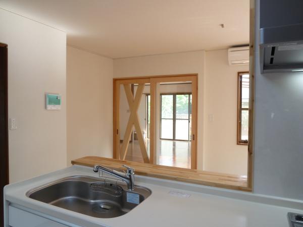 奥様がキッチンに立った時にもリビングが見渡せるようにとのご希望でした。