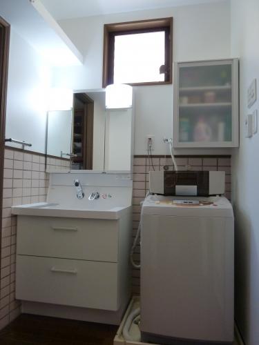 リクシル・ピアラを採用。収納三面鏡と二段引き出しで収納力バッチリ！