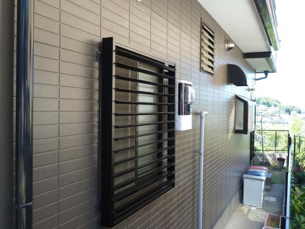 お風呂の窓には、目隠し可動ルーバーでプライバシーにも配慮しました。