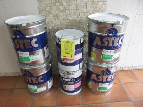 今回はびよ〜んと伸びる超強力な防水力のアステックペイントを使用！