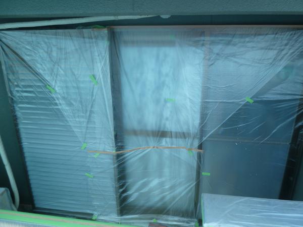 しっかり養生を行います。養生とは、塗装面以外の面に塗料がかからない ようにシートやマスキングテープなどで覆うことをいいます。