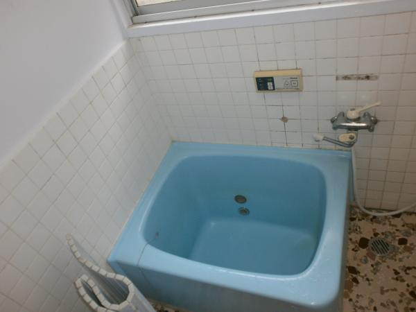 一人で入っても　足を伸ばす事さえできなかった　プラスチック製の浴槽