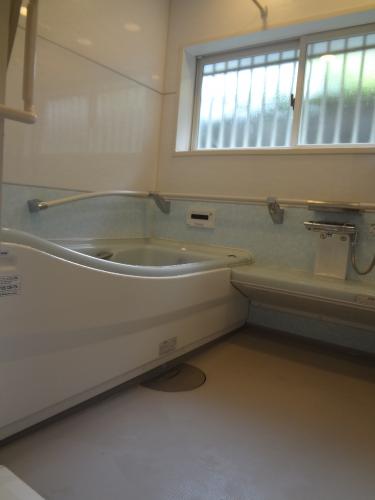 御覧下さい！　浴槽への出入りの際にマタギ高さが低くなっていて高齢の方でも入浴しやすくなっているよくそうです。もちろん床はバリアフリーで乾きやすい浴槽です