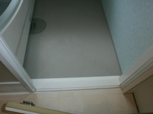 洗面所からの入口の段差は　もちろん無くしました！水は洗面所へ戻ってこないのか?という心配は無用です