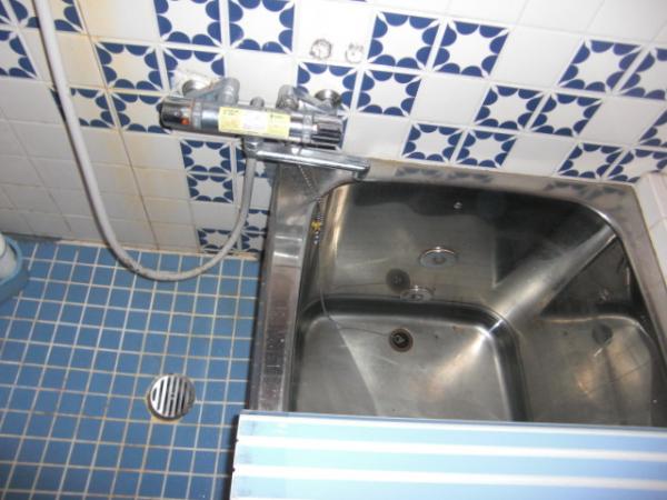 以前は浴槽が狭く、なかなかくつろげるお風呂ではありませんでしたが…