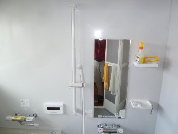 シャワー、鏡もご覧の通り、ホワイトで清潔感いっぱいです。