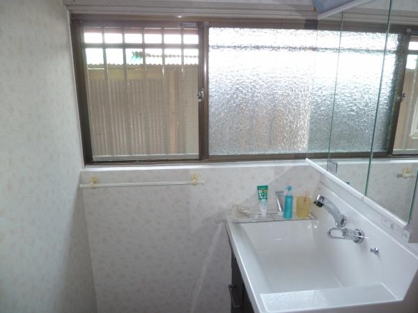 ＬＩＸＩＬ　ピアラを使用することにより、広々とした洗面台になりました。溢れていた小物も、鏡の中の棚にすっぽりです。　