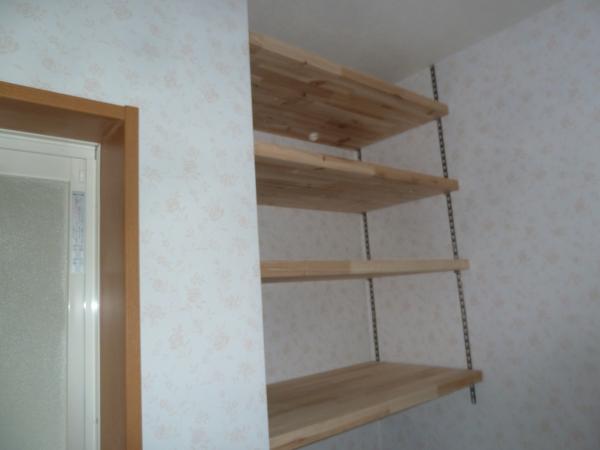 風呂場の入口だった部分に棚を設けて下に洗濯機を置くスペースを作りました。