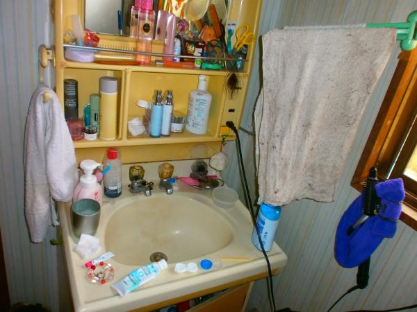 以前の洗面化粧台です。日常で使う物が収納しきれず、溢れてしまっていますが…
