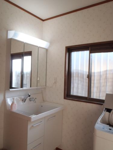 ばばーん！清潔感のある白の洗面化粧台になりました。鏡のなかに収納できるので、物があふれる心配もありません。