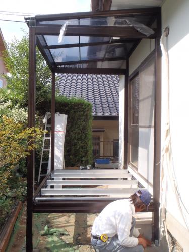 こちらはエクステリアのサンルーム取付の様子です。