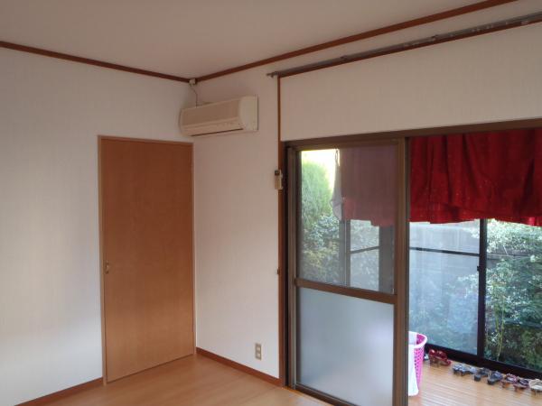 完成した洋室と、室内からみるサンルームです。一気に部屋が広く見えますね！サンルームにすることで日光を直接部屋に取り入れる事が出来ます。