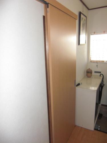 以前は片開き戸だった入口も、引き戸にすることにより安全で、簡単に開く扉に生まれ変わりました。