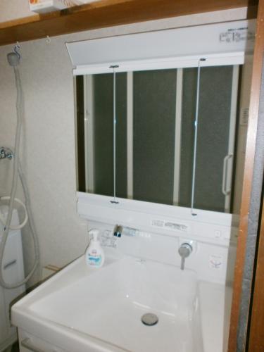 洗面台はTOTO　サクアを使用することにより、底が広く安定した洗面台になりました☆蛇口も折り畳めたり、伸ばせたり、とても機能的です。